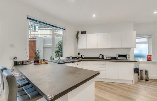 JUNGLE HOT TUB, games room, near eateries, micro brewery, pubs, beauty salons and boutique shops, Argyle, free Netflix, in the heart of Plymouth - Dogs welcome - Hosted by Absolute Accommodation Plymouth - Foto 42