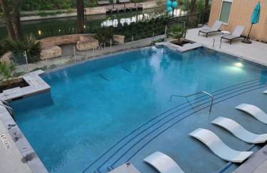 Beautiful Condo on Riverwalk King Suite w Free Parking Pet Friendly Centrally Located on the Riverwalk - Foto 26