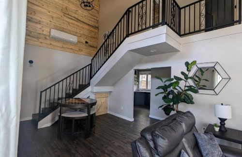 Pinetop Getaway with Sunset Deck & Fire Pit Table - Foto 7