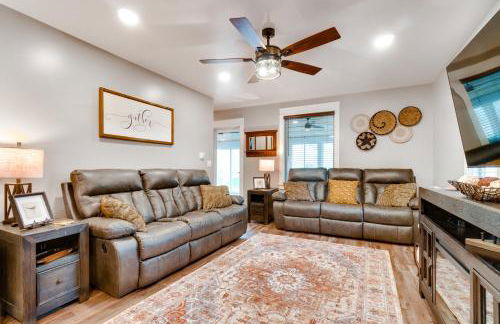 Scenic Yankton Retreat with Fire Pit 1 Mi to Lake! - Foto 9