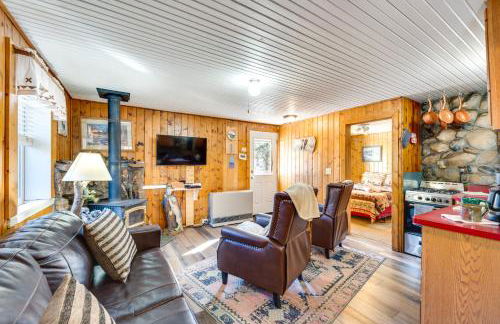 Private Hot Tub and Deck Riverfront Escape in Drake - Foto 1