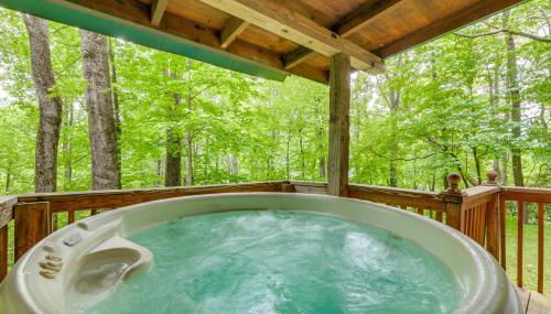 Serene Maggie Valley Retreat with Deck and Hot Tub! - Foto 2
