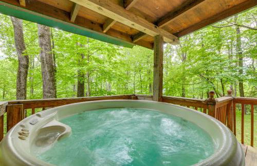 Serene Maggie Valley Retreat with Deck and Hot Tub! - Foto 2