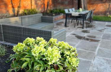 Quaint Georgian house with Parking & Huge Garden 10 mins walk from town - Photo 3