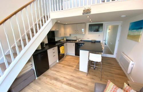 Sunsets In Porthtowan, Beachfront apartment - Photo 11