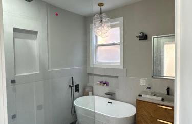 Sleek Avondale Condo Spa Bath 2 Bed King and Queen and Garage - Foto 1