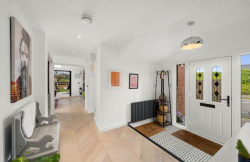 Gilmore House - 5 Bedroom Victorian Home with Hot Tub - Photo 16