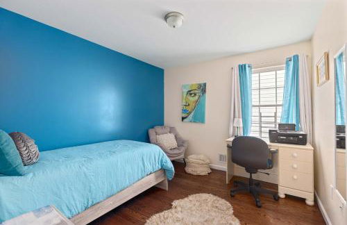 Newark Gem Ruby 3BR, 3BA - Sleeps 14 - Walk to Prudential Center and Newark Penn Station, Near EWR and American Dream Mall, includes Parking - WiFi - Laundry - Backyard - Gym - Foto 13