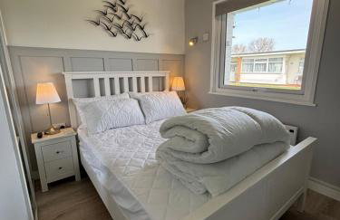 169 - Two bed Chalet on Sunbeach Holiday Park - Sleeps 5, pet friendly, FREE pool and entertainment passes included - plus WiFi, bed linen and towels included 300m from the beach! - Foto 17