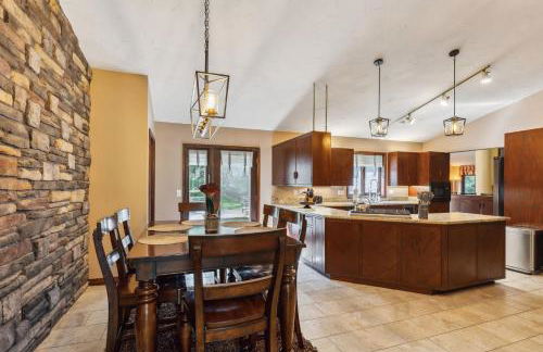 Great Group Getaway: Games Galore + Outdoor Oasis - Foto 29