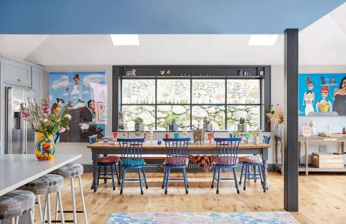 Ty Pandy Eclectic Luxury Family cottage Sleeps 8 adults and 2 children - Photo 6