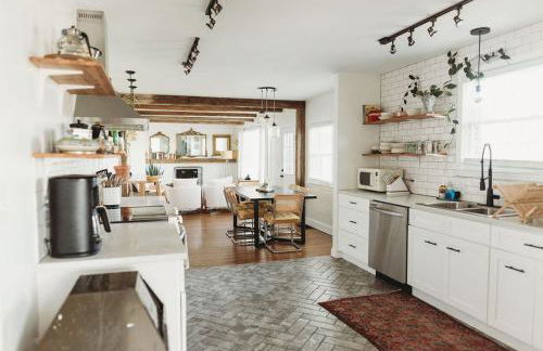 Ode to the '70's creative private home with pool - Foto 12