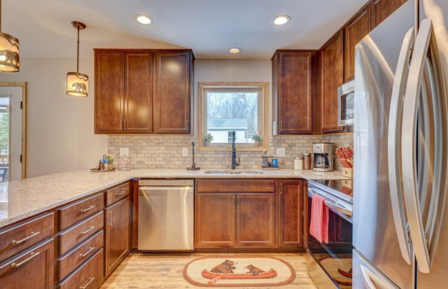 Over the Top Lodge by Avantstay Hot Tub, Shared Pool, Beach/lake Access - Foto 12