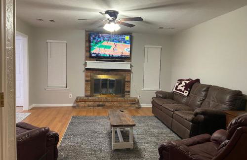 Cozy 3 Bedroom Home in Quiet Neighborhood - Photo 21