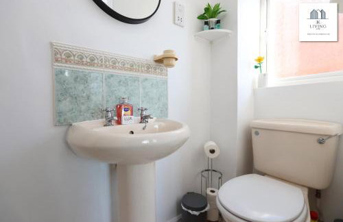 Spacious 3 Bed Home In The Heart Of Bridgend - By EKLIVING LUXE Short Lets & Serviced Accommodation - Foto 9