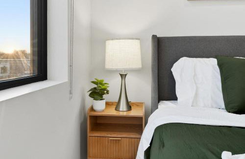 Edgewater Apt with Free Parking Gym Modern Living - Photo 24