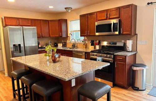 Modern 5 Bedroom Pocono house - Jacuzzi - Gameroom - Near Lake - Golf Couse - Foto 1