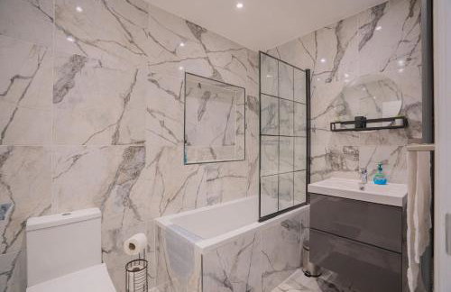 Spacious 3BR Home by D3 Short Stay, Sleep 9, Free WIFI & Parking - Foto 33