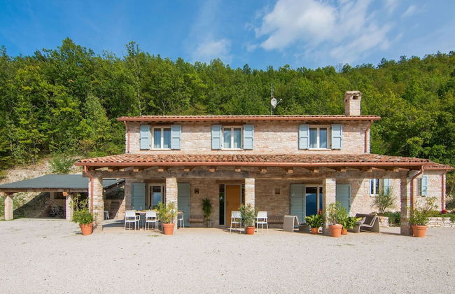 Chic Villa in Acqualagna with Hot Tub in Pool & Private Garden - Foto 38