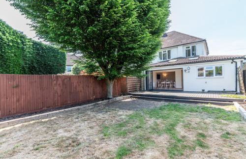 Pass the Keys Stunning Spacious Chessington Gem with Parking - Photo 49