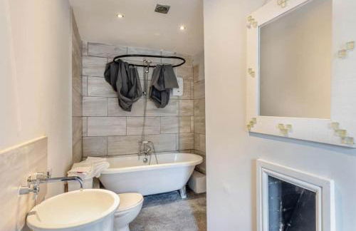 Luxury Country Escape with Hot Tub perfect for Friends and Families - Photo 18