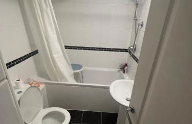 Modern Cozy Apartment in the Heart of Aldershot - Foto 6