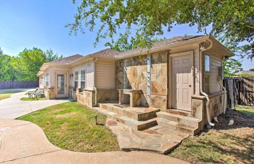 Pet-Friendly House with Pool about 3 Mi to Downtown - Photo 2