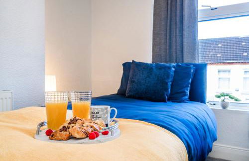 2 Bedroom House, 5 Single Beds, Fast WiFi - Photo 3