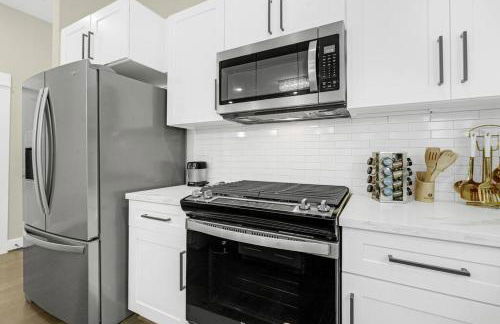 Gray Lux Hse 3BR 3 and half Ba MedCenter DownTWN HotTub - Photo 59