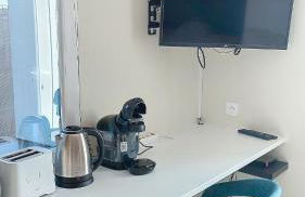 Quiet Studio with Private Parking - Photo 5