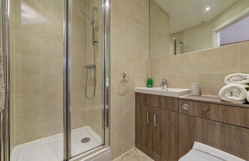PRIME CITY CENTRE MK STAY, Stylish Spacious Apartment, AIR CONDITIONG, Two bathrooms, FREE GATED ALLOCATED PARKING & Lift access - Foto 16