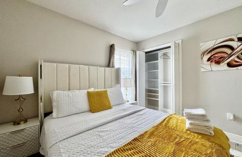 Modern 4BR 2BA with pool in gated community - Foto 36