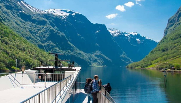 Norwegian Fjords: Flåm Train + Nærøy Boat Ride - Foto 2, Admire the Nærøyfjord