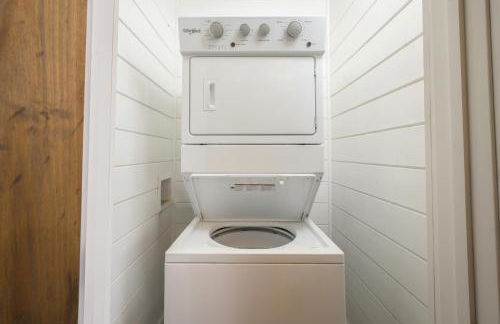 NEW Farmhouse-Chic Cabin with Hot Tub & Firepit - Foto 28