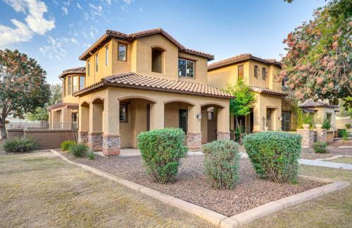 Relax Poolside! Home 6 Mi to Camelback Ranch - Foto 32