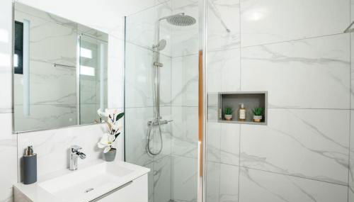 Marina View Apartment - Pool & stunning ocean view - Photo 3