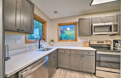 Custom-Built Lakefront Cottage with Spacious Yard! - Foto 11