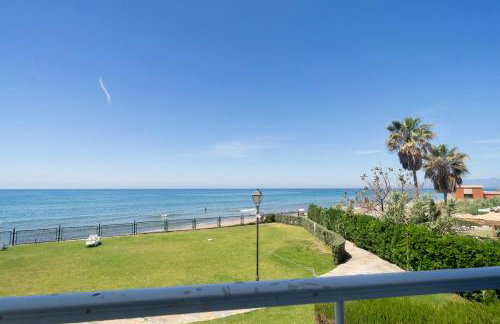 Modern apartment with pool on the beachfront in Marbella by SharingCo - Photo 40