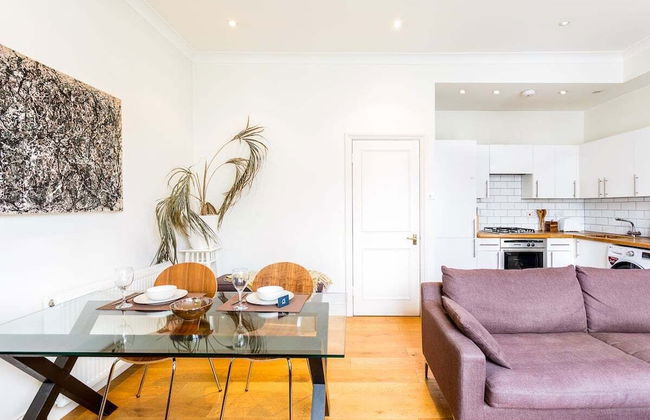 Bright and Spacious Notting Hill Nest - Photo 26