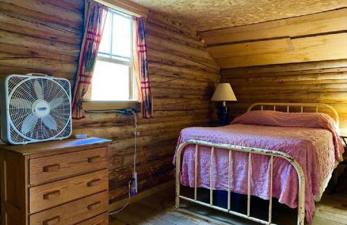 Waterfront Vacation Rental with Charming Wooden Interior near Mount Katahdin, Maine - Foto 10