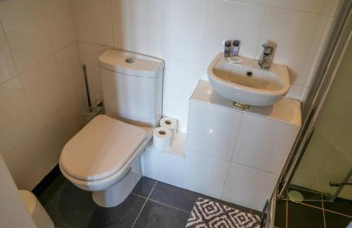 Amazing Guest Cottage in Nottingham with Parking! - Pass the Keys - Foto 47