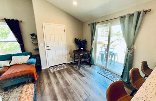 Colorful Comfort 3 Bedroom Home with Fenced yard - Foto 6