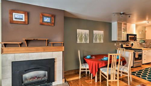 Walk to Town and Coast Anchorage Condo with Fireplace - Foto 5