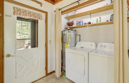 Spring Creekside Getaway at Whittier Cabin with Deck - Foto 19