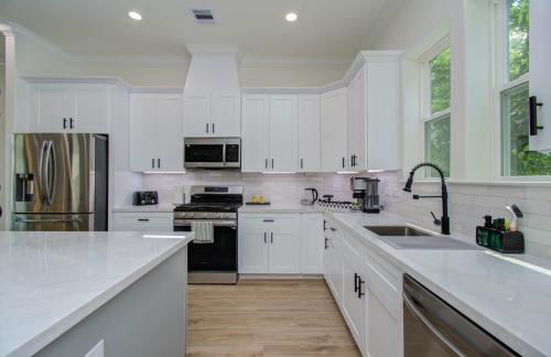 3bd-Rooftop Movie Theater-BBQ-Retro Music Theme-Downtown 8mins - Photo 23