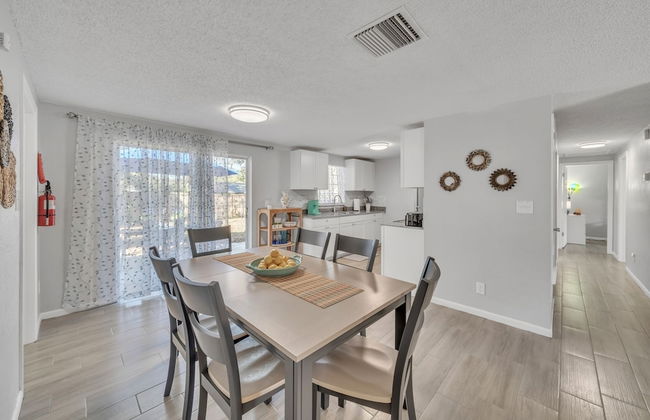 Serenity Retreat: Charming Home Near Attractions! 3 Bedroom Home by RedAwning - Foto 11