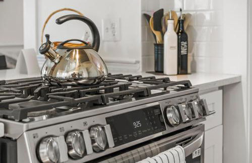 Historic Home and Cottage with Seaport View - Foto 15