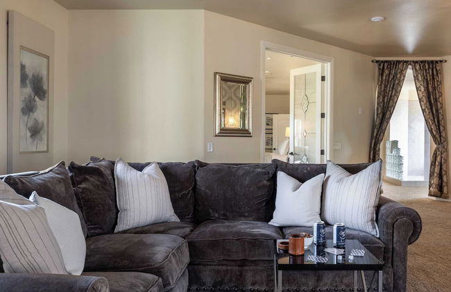 Wilson Creek Manor By Avantstay Sleeps 10! Amazing Estate w/ Pool & Game Room - Photo 38