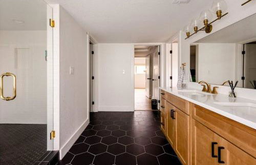 Bachelor/Bachelorette Mansion In the Heart of ATX - Photo 8