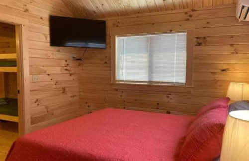 Unique Cabin Near Surf City with Loft and Parking - Foto 7